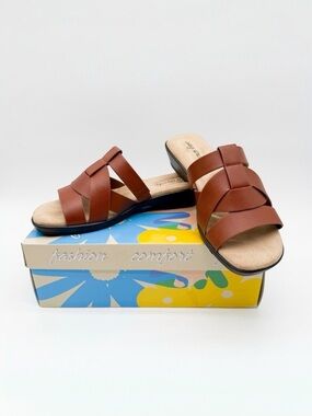 Easy Street Lakeport Slide Sandals Low Wedge Comfort Brown 8.5WW Extra Wide NEW
